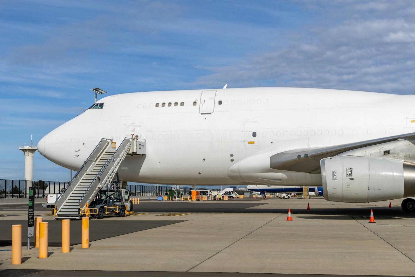 Avión de carga en la plataforma de un aeropuerto